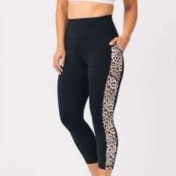 Zyia Black crop legging with cheetah stripe - Picture 2 of 8